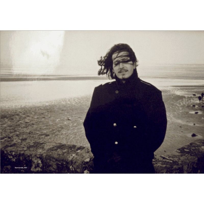 Yohan Serfaty (1972–2013), créateur discret mais profondément respecté, a marqué la mode masculine par une approche sensorielle,