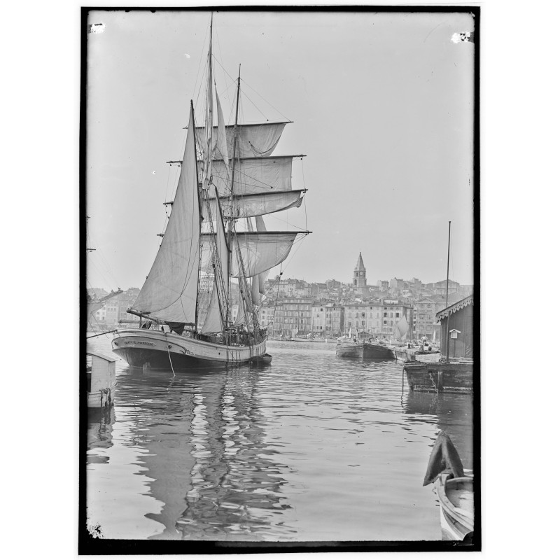 Edouard Cornet, le voilier italien Dante dans le Vieux-Port . Marseille l'Italienne